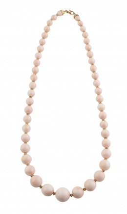 747.  Collar de coral japonés piel de ángel de calidad extra con 47 cuentas en disminución, siendo la central de 17,7 mm