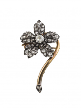 780.  Broche flor de ff. S. XIX con brillante central de 0,80 ct aprox rodeado por cinco pétalos de brillantes de talla antigua