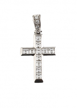 215.  Cruz colgante de diamantes talla princesa que suman 1,50 ct en oro blanco de 18K