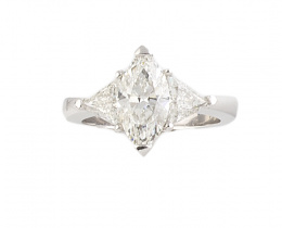 784.  Sortija con brillante talla navette central de peso estimado 1,50 ct entre dos diamantes talla triángulo que suman 0,74 ct
