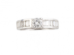 751.  Sortija media alianza con brillante central de 0,43 ct entre 12 diamantes talla baguette