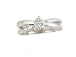 214.  Sortija con solitario de brillante de 0,40 ct aprox, en montura de doble aro cruzado de oro blanco de 18K