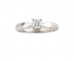 691.  Sortija con solitario de brillante de 0,30 ct, en montura de cuatro garras en oro blanco de 18K