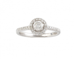 697.  Sortija de brillantes con rosetón central y brillantes en los brazos de la montura