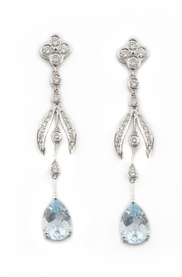 111.  Pendientes largos con perillas de aguamarinas que penden de flor, hojas y chatones de brillantes