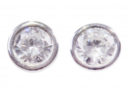 739.  Pendientes dormilonas de brillantes en montura de oro blanco de 18K