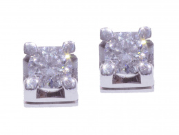 708.  Pendientes dormilonas de brillantes en montura de base cuadrada con cuatro garras