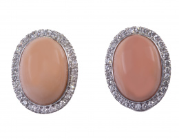 729.  Pendientes con cabuchones ovales de coral piel de ángel orlados de brillantes