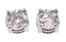 112.  Pendientes dormilonas de brillantes en montura de cuatro garras de oro blanco de 18K