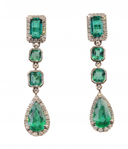 763.  Pendientes largos con esmeraldas de intenso color y brillantes