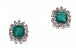 766.  Pendientes de esmeraldas cuadrangulares de intenso color con orla de brillantes que se completa en parte superior con tre diamantes talla marquisse