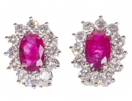 745.  Pendientes con rubíes de talla oval e intenso color, orlados de brillantes