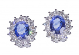743.  Pendientes con zafiros de talla oval e intenso color, orlados de brillantes