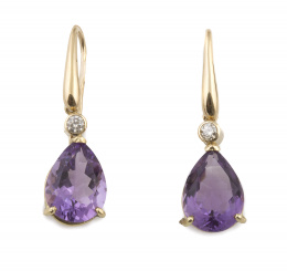 142.  Pendientes largos con dos amatistas talla perilla que penden de brillante en chatón y banda de oro amarillo de 18K