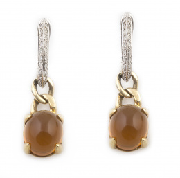 262.  Pendientes criolla de brillantes con cabuchón de cuarzo citrino colgante, entre dos grandes eslabones barbados