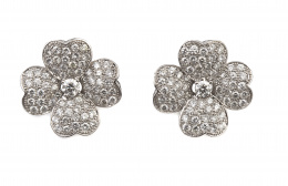 395.  Pendientes en forma de flor con brillantes centrales rodeados de cuatro pétalos de brillantes en pavé