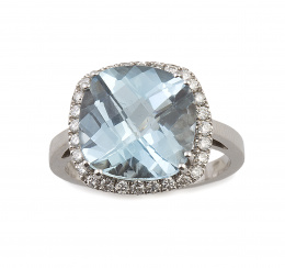 173.  Sortija con topacio azul cuadrangular facetado orlado de brillantes en montura de oro blanco de 18K
