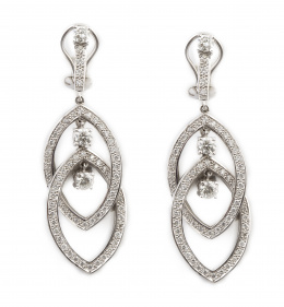 293.  Pendientes largos de brillantes con línea rivière de la que penden dos aros ojivales entrelazados y entre ellos brillantes colgantes 