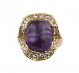 272.  Sortija con gran cabuchón de amatista y orla de brillantes de perfil ondulado