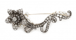 400.  Broche flor s.XIX con brillantes de talla antigua y perlas,probablemente naturales ,con diseño de flor de cinco pétalos y tallo sinuoso