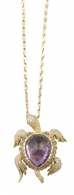 138.  Gran broche-colgante en forma de tortuga, con perilla de amatista facetada como caparazón,rodeado por brillantes brown y blancos que decoran resto de cuerpo y cabeza. Con cadena larga de eslabones cuadrangulares y ovalados