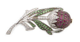 297.  Broche flor con corola esférica cuajada de rubíes,con base de sépalos de brillantes y ramo y hojas de brillantes y tsavoritas