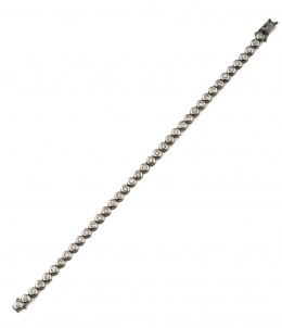 518.  Pulsera rivière de brillantes que suman 2,06 ct, engastados en garras articuladas de oro blanco de 18K