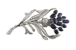 546.  Broche flor de zafiros ovales que forman la corola y tallo y hojas cuajados de brillantes