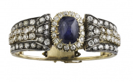 603.  Brazalete rígido de ff.S.XIX con cabuchón de zafiro de 17 ct orlado de brillantes y con todo el frente cuajado de brillantes 
