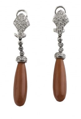 547.  Pendientes largos con perillas de coral colgantes de línea de chatones de brillantes y rombo superior de pavé de brillantes