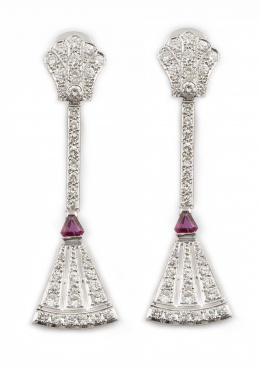 330.  Pendientes largos de brillantes y rubíes con abanico colgante de línea rivière encabezada por pétalo lobulado