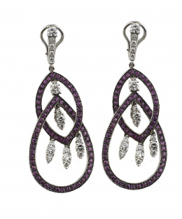 534.  Pendientes largos con dos elipses de zafiros rosas entrelazadas y gotas de tríos de brillantes colgantes