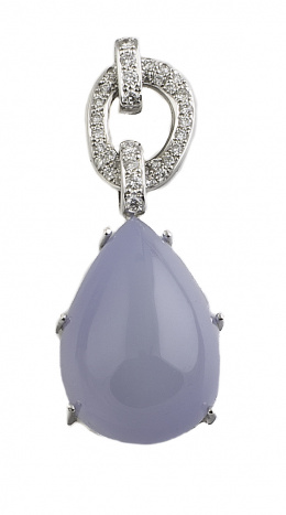 482.  Colgante con cabuchón en forma de gota de calcedonia, que pende de aro de brillantes