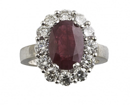 579.  Sortija con rubí de talla oval de 3,09 ct orlado de brillantes que suman 1,70 ct color estimado H y grado de pureza VS