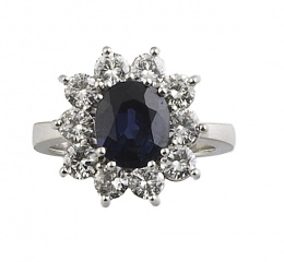 448.  Sortija con zafiro oval de 2,32 ct orlado de brillantes en oro blanco de 18K