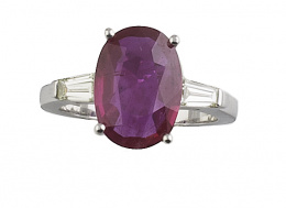 544.  Sortija con rubí de talla oval de 4,14 ct flanqueado por dos diamantes talla trapecio