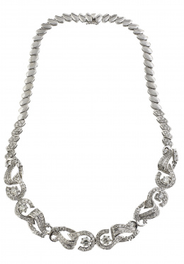 577.  Diadema de brillantes con diseño de bandas ondeadas coronadas por un diamante talla perilla de 1,10 ct aprox; desmontable y convertible en collar