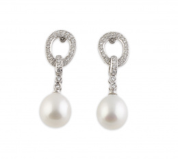 736.  Pendientes largos con perillas de perlas australianas que penden de brillantes en aro y chatones encadenados