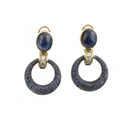 759.  Pendientes de zafiros y brillantes, con diseño de aros de pavé de brillantes que penden de cabuchones de zafiros, a los que se unen por aro de brillantes