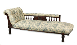 717.  Chaise Longue eduardina en madera de nogal torneada y tallada con tapicería en capitoné.Trabajo inglés, ff. S. XIX.