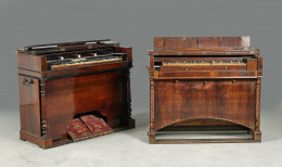 1141.  Piano vertical en madera de caoba con columnas torneadas.Ff. S. XIX- Pp. S. XX.