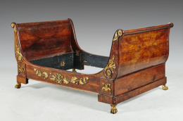 947.  Cama de barco imperio en madera de caoba y palma de caoba con aplicaciones de bronce dorado.Trabajo francés, primer tercio S. XIX.