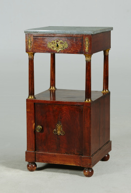 946.  Mesilla imperio en madera de caoba y palma de caoba con sobre de mármol gris y aplicaciones de bronce dorado.Trabajo francés, primer tercio S. XIX.