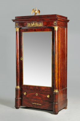 945.  Armario imperio en madera de caoba y palma de caoba con aplicaciones de bronce dorado.Trabajo francés, primer tercio S. XIX.