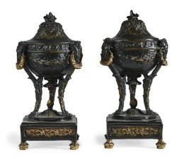1186.  Pareja de copas estilo Napoleón III en bronce pavonado y dorado.Trabajo francés ff. S. XIX.