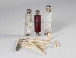 910.  Perfumero con doble recipiente en vidrio soplado en molde condecoración de punta de diamante y tapas de cobre plateado S. XIX.