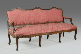 366.  Canapé en madera de nogal, moldada y tallada.Trabajo español mediados S. XVIII