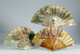 486.  Abanico isabelinoPaís pintado con varillaje en madreperla con doradosTrabajo español, mediados del S.XIX.