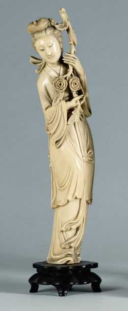1023.  Dama con bouquet de rosasMarfilChina, Dinastía Qingff. S.XIX