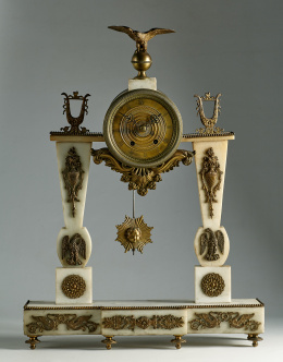 1177.  Reloj de pórtico Luis XVI en mármol y bronce dorado.Trabajo francés ff. S. XVIII.
